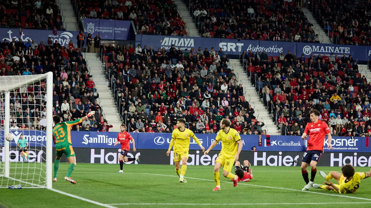 Los jugadores de Osasuna celebran el gol de Ante Budimir (1-0) durante el partido de La Liga EA Sports entre CA Osasuna y Girona FC disputado en el estadio de El Sadar en Pamplona. I&Ntilde;IGO ALZUGARAY