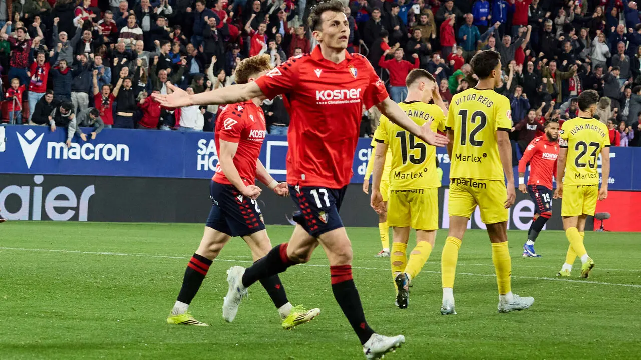 Los jugadores de Osasuna celebran el gol de Ante Budimir (1-0) durante el partido de La Liga EA Sports entre CA Osasuna y Girona FC disputado en el estadio de El Sadar en Pamplona. I&Ntilde;IGO ALZUGARAY