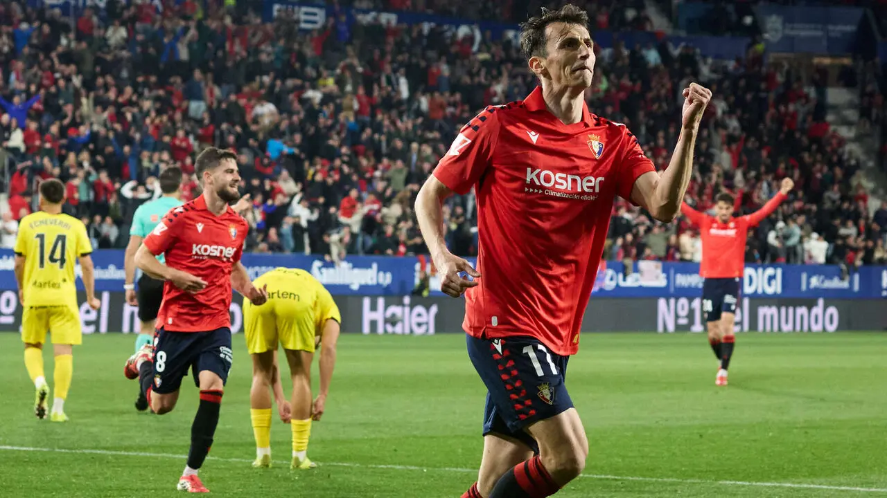 Los jugadores de Osasuna celebran el gol de Ante Budimir (1-0) durante el partido de La Liga EA Sports entre CA Osasuna y Girona FC disputado en el estadio de El Sadar en Pamplona. I&Ntilde;IGO ALZUGARAY