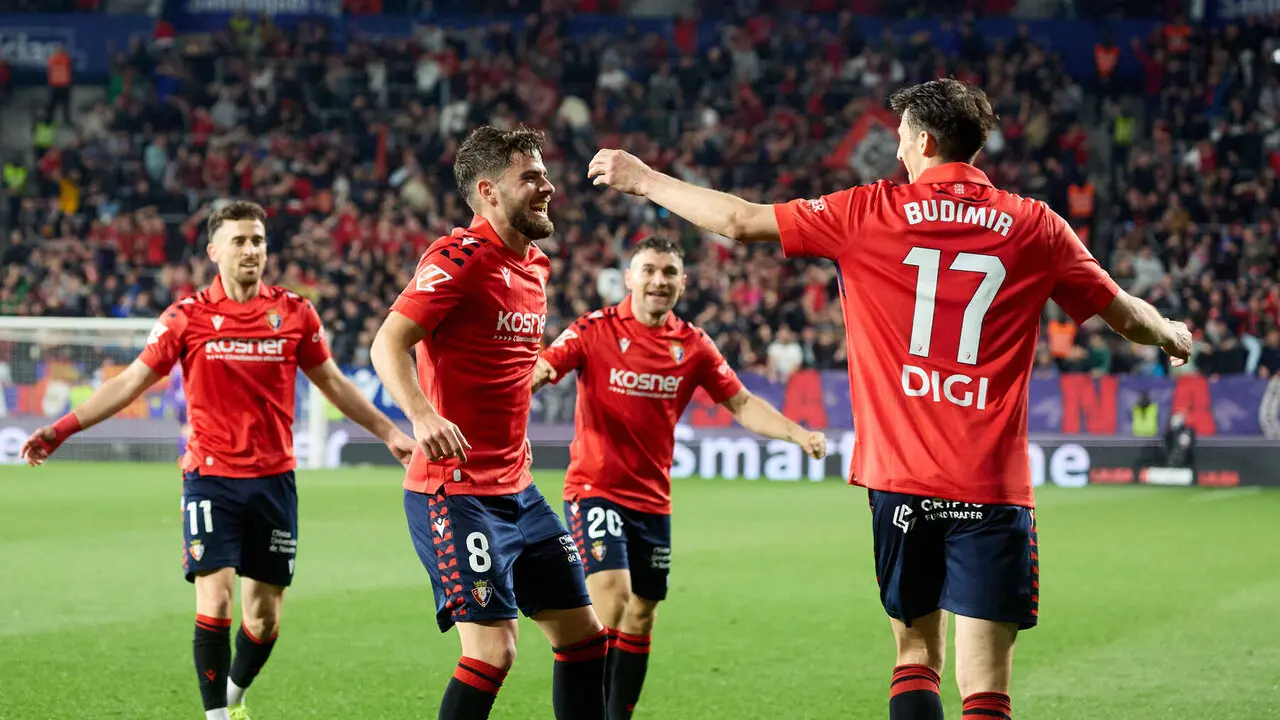 Los jugadores de Osasuna celebran el gol de Ante Budimir (1-0) durante el partido de La Liga EA Sports entre CA Osasuna y Girona FC disputado en el estadio de El Sadar en Pamplona. I&Ntilde;IGO ALZUGARAY