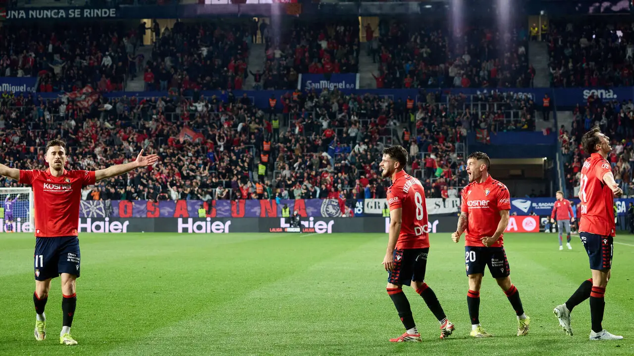 Los jugadores de Osasuna celebran el gol de Ante Budimir (1-0) durante el partido de La Liga EA Sports entre CA Osasuna y Girona FC disputado en el estadio de El Sadar en Pamplona. I&Ntilde;IGO ALZUGARAY