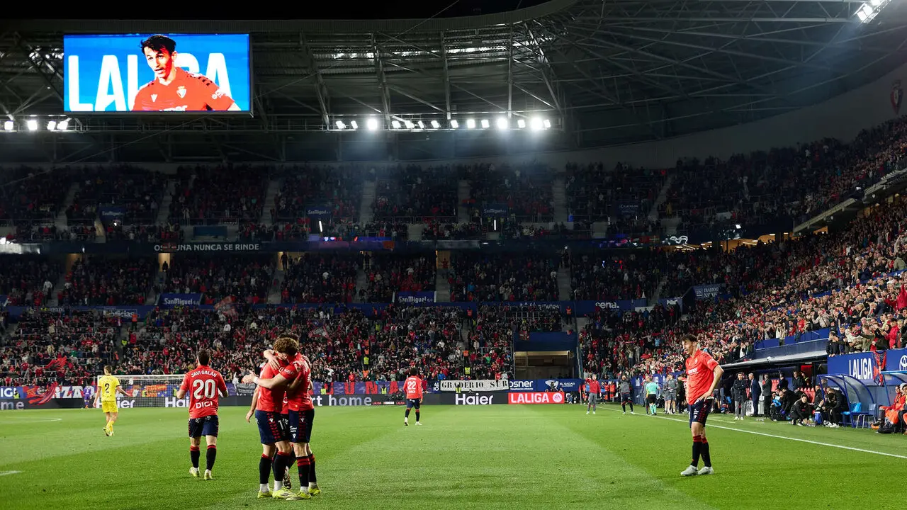 Los jugadores de Osasuna celebran el gol de Ante Budimir (1-0) durante el partido de La Liga EA Sports entre CA Osasuna y Girona FC disputado en el estadio de El Sadar en Pamplona. I&Ntilde;IGO ALZUGARAY