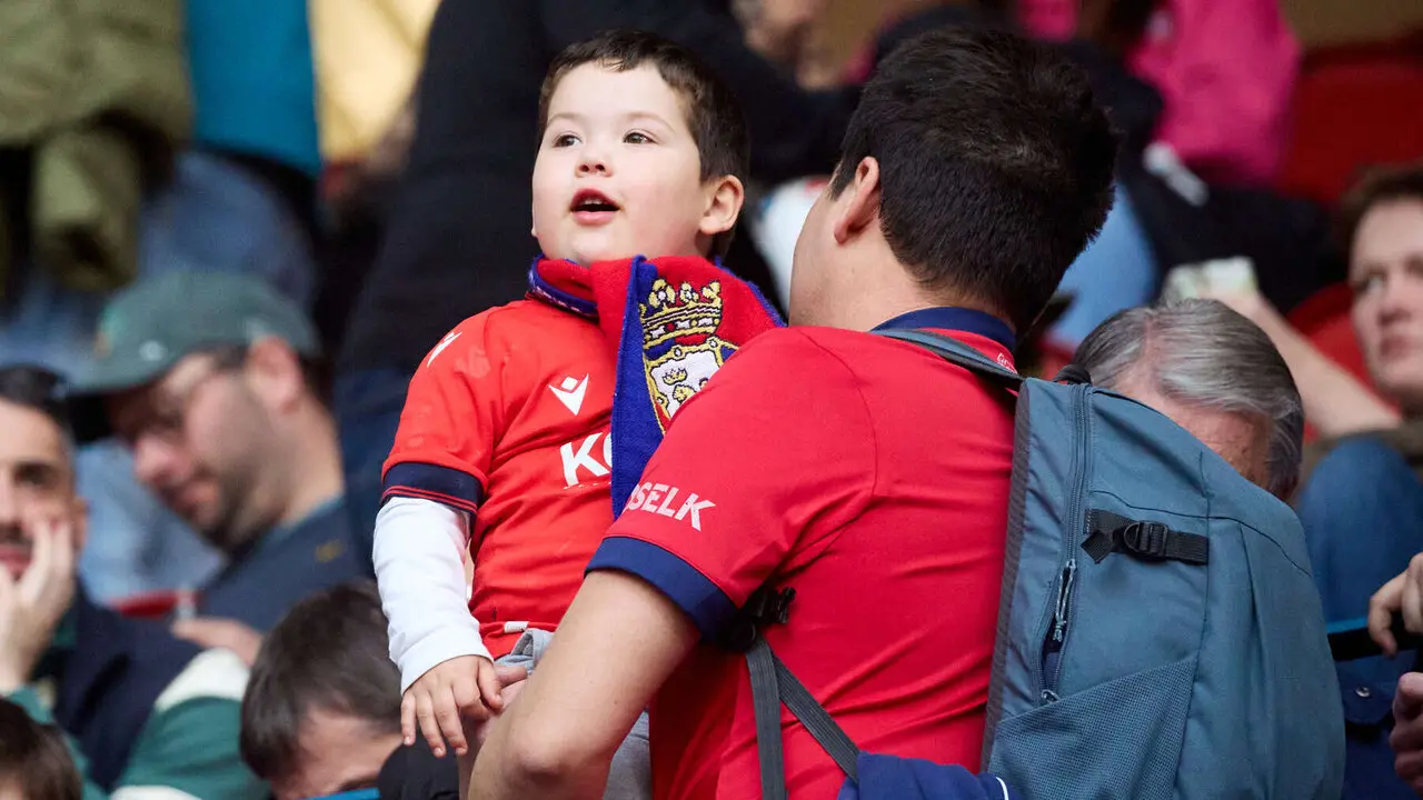 La grada del estadio de El Sadar durante el partido de La Liga EA Sports entre CA Osasuna y Girona FC disputado en Pamplona. I&Ntilde;IGO ALZUGARAY