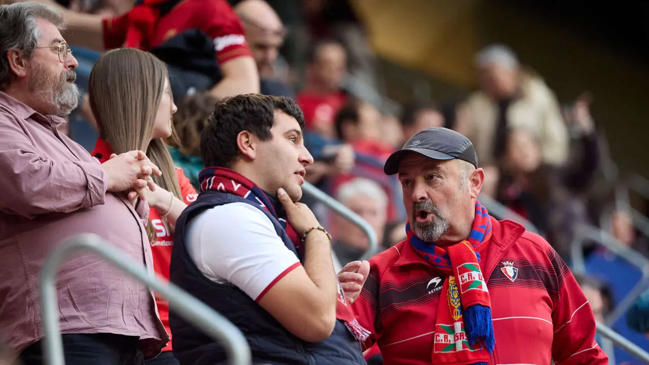 La grada del estadio de El Sadar durante el partido de La Liga EA Sports entre CA Osasuna y Girona FC disputado en Pamplona. I&Ntilde;IGO ALZUGARAY