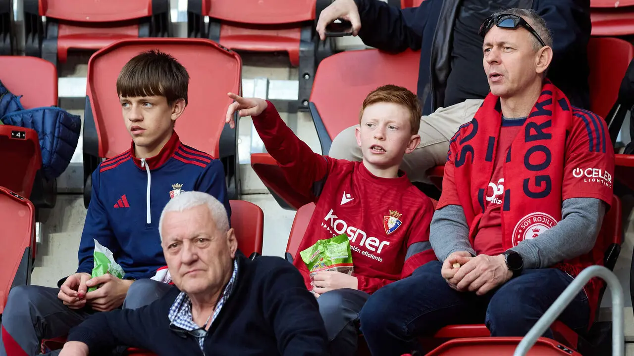 La grada del estadio de El Sadar durante el partido de La Liga EA Sports entre CA Osasuna y Girona FC disputado en Pamplona. I&Ntilde;IGO ALZUGARAY
