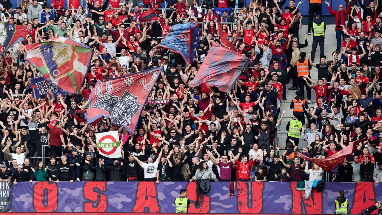 La grada del estadio de El Sadar durante el partido de La Liga EA Sports entre CA Osasuna y Girona FC disputado en Pamplona. I&Ntilde;IGO ALZUGARAY