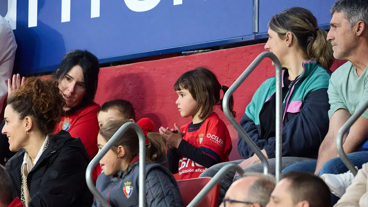 La grada del estadio de El Sadar durante el partido de La Liga EA Sports entre CA Osasuna y Girona FC disputado en Pamplona. I&Ntilde;IGO ALZUGARAY