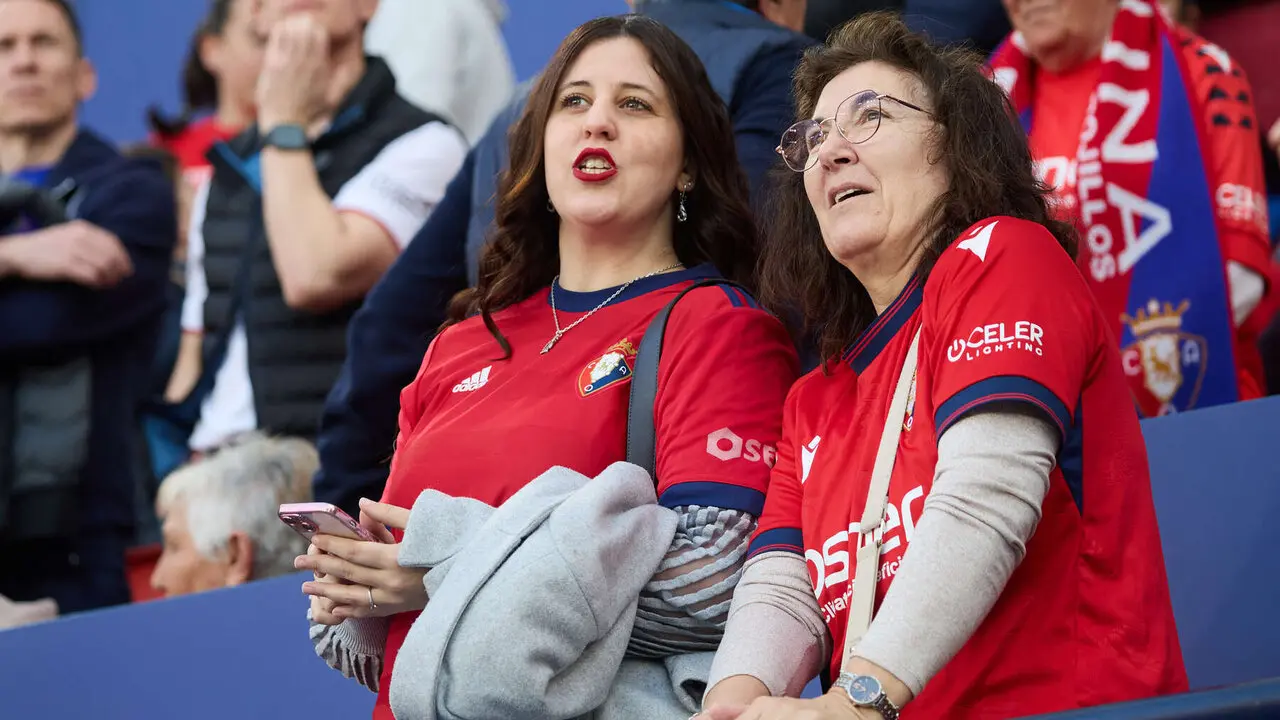 La grada del estadio de El Sadar durante el partido de La Liga EA Sports entre CA Osasuna y Girona FC disputado en Pamplona. I&Ntilde;IGO ALZUGARAY
