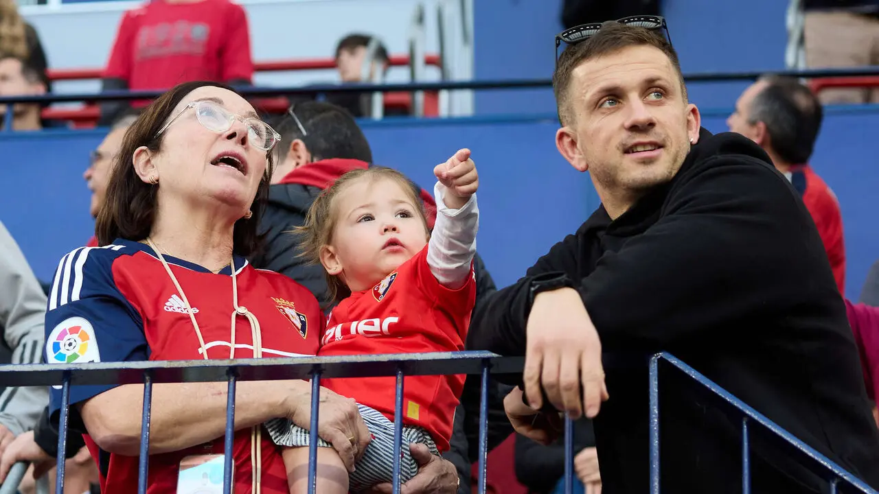 La grada del estadio de El Sadar durante el partido de La Liga EA Sports entre CA Osasuna y Girona FC disputado en Pamplona. I&Ntilde;IGO ALZUGARAY