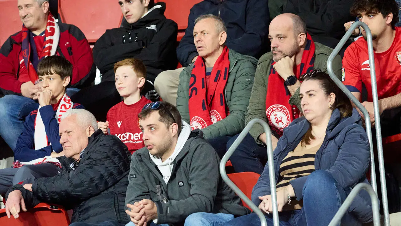 La grada del estadio de El Sadar durante el partido de La Liga EA Sports entre CA Osasuna y Girona FC disputado en Pamplona. I&Ntilde;IGO ALZUGARAY