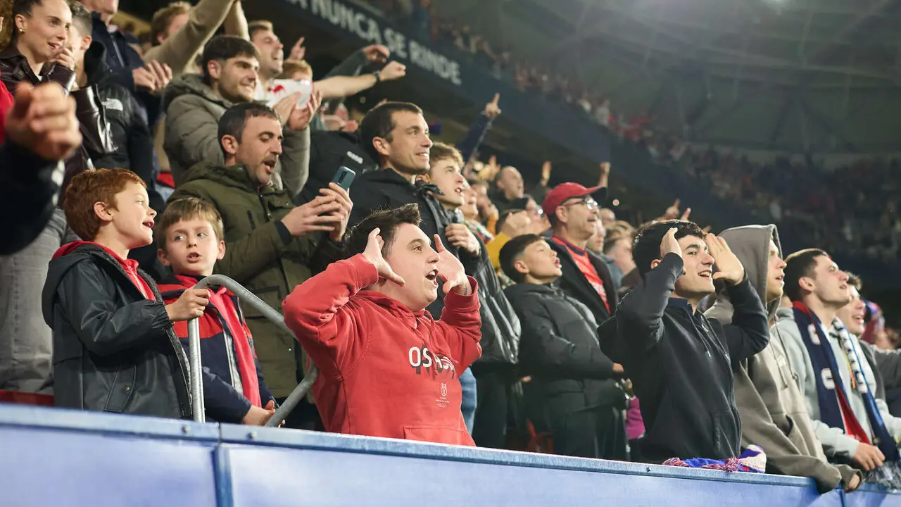 La grada del estadio de El Sadar durante el partido de La Liga EA Sports entre CA Osasuna y Girona FC disputado en Pamplona. I&Ntilde;IGO ALZUGARAY