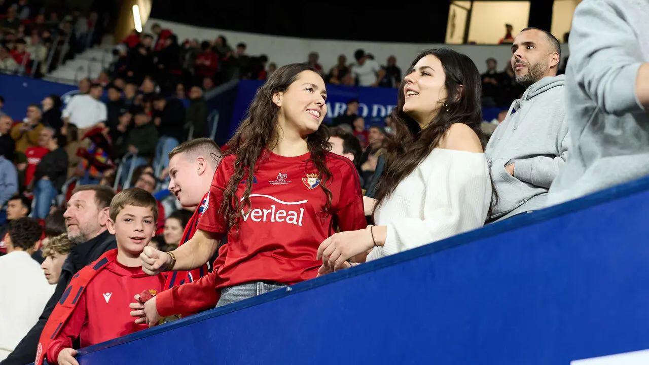 La grada del estadio de El Sadar durante el partido de La Liga EA Sports entre CA Osasuna y Girona FC disputado en Pamplona. I&Ntilde;IGO ALZUGARAY