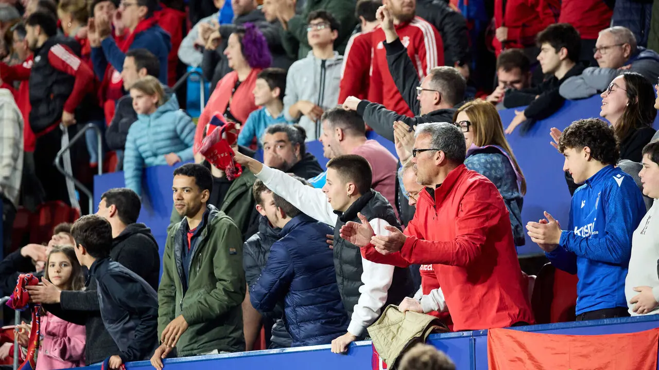 La grada del estadio de El Sadar durante el partido de La Liga EA Sports entre CA Osasuna y Girona FC disputado en Pamplona. I&Ntilde;IGO ALZUGARAY