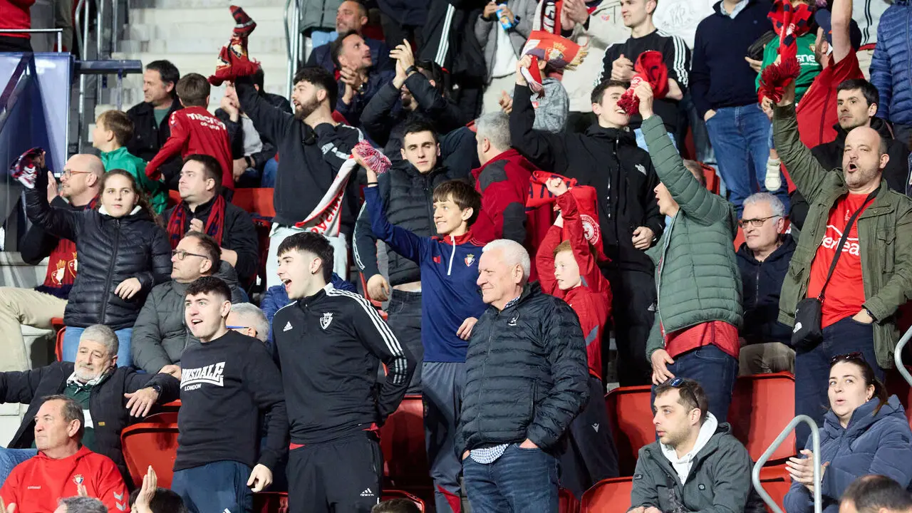 La grada del estadio de El Sadar durante el partido de La Liga EA Sports entre CA Osasuna y Girona FC disputado en Pamplona. I&Ntilde;IGO ALZUGARAY