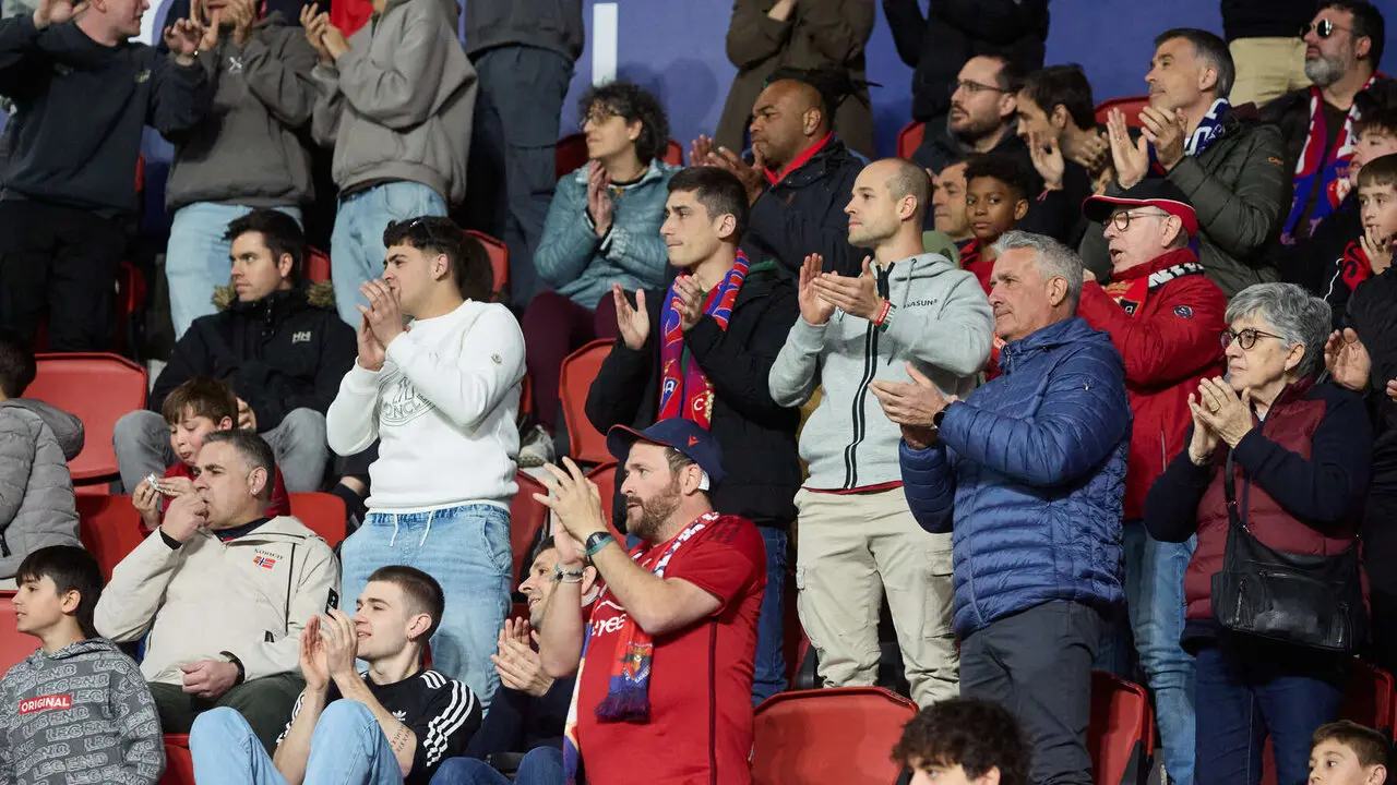 La grada del estadio de El Sadar durante el partido de La Liga EA Sports entre CA Osasuna y Girona FC disputado en Pamplona. I&Ntilde;IGO ALZUGARAY