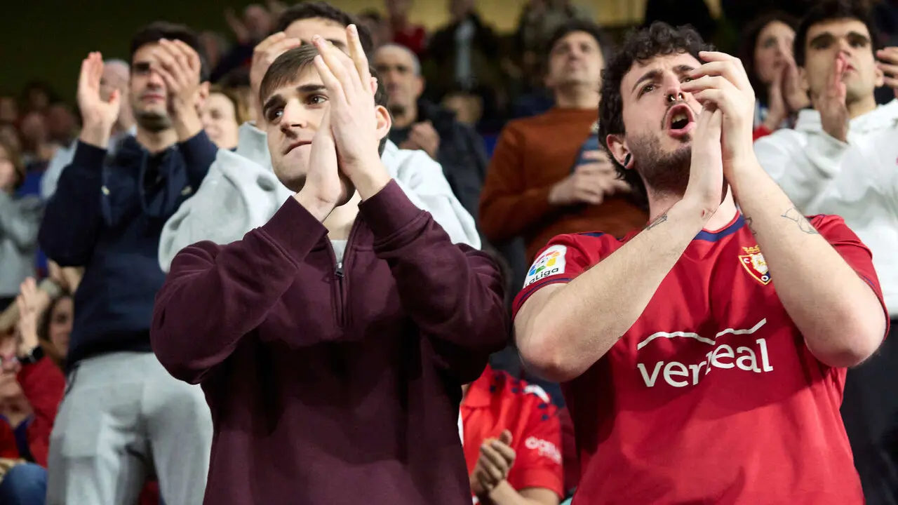 La grada del estadio de El Sadar durante el partido de La Liga EA Sports entre CA Osasuna y Girona FC disputado en Pamplona. I&Ntilde;IGO ALZUGARAY