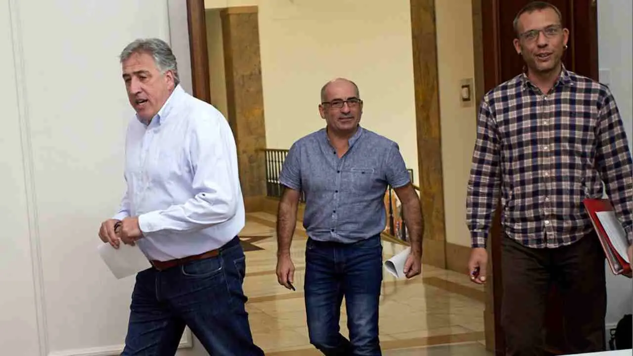 El alcalde de Pamplona, Joseba Asiron, junto a los concejales de EH Bildu Joxe Mart&iacute;n Abaurrea y Endika Alonso. I&Ntilde;IGO ALZUGARAY / ARCHIVO