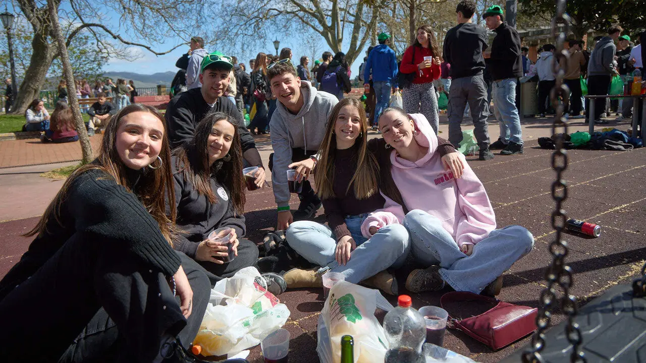 Almuerzo, botell&oacute;n y fiesta previa a la Carpa Universitaria de Primavera 2026 de los estudiantes de la Universidad P&uacute;blica de Navarra en el parque de la Medialuna de Pamplona. I&Ntilde;IGO ALZUGARAY