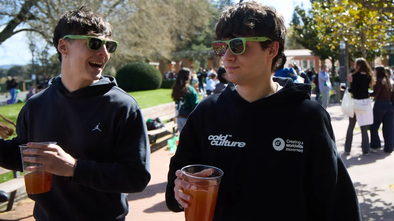 Almuerzo, botell&oacute;n y fiesta previa a la Carpa Universitaria de Primavera 2026 de los estudiantes de la Universidad P&uacute;blica de Navarra en el parque de la Medialuna de Pamplona. I&Ntilde;IGO ALZUGARAY