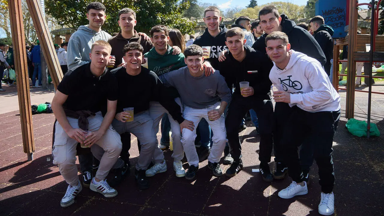 Almuerzo, botell&oacute;n y fiesta previa a la Carpa Universitaria de Primavera 2026 de los estudiantes de la Universidad P&uacute;blica de Navarra en el parque de la Medialuna de Pamplona. I&Ntilde;IGO ALZUGARAY