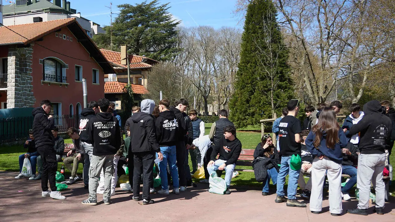 Almuerzo, botell&oacute;n y fiesta previa a la Carpa Universitaria de Primavera 2026 de los estudiantes de la Universidad P&uacute;blica de Navarra en el parque de la Medialuna de Pamplona. I&Ntilde;IGO ALZUGARAY