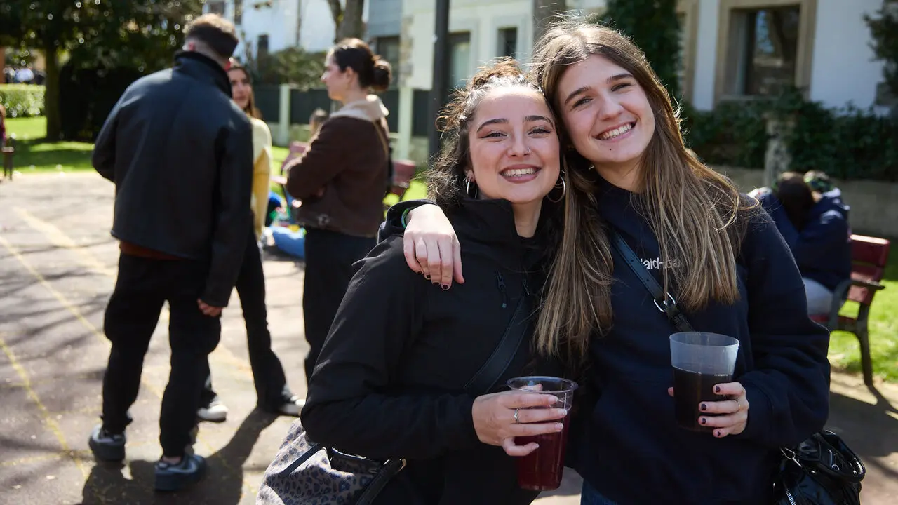 Almuerzo, botell&oacute;n y fiesta previa a la Carpa Universitaria de Primavera 2026 de los estudiantes de la Universidad P&uacute;blica de Navarra en el parque de la Medialuna de Pamplona. I&Ntilde;IGO ALZUGARAY