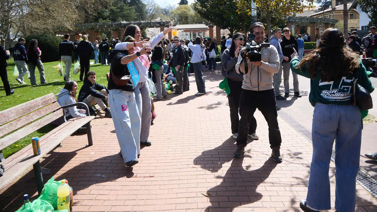 Almuerzo, botell&oacute;n y fiesta previa a la Carpa Universitaria de Primavera 2026 de los estudiantes de la Universidad P&uacute;blica de Navarra en el parque de la Medialuna de Pamplona. I&Ntilde;IGO ALZUGARAY