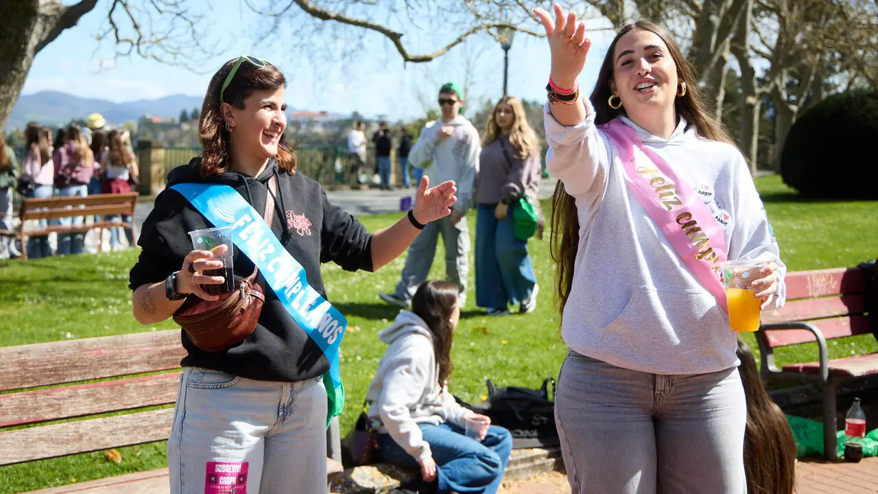Almuerzo, botell&oacute;n y fiesta previa a la Carpa Universitaria de Primavera 2026 de los estudiantes de la Universidad P&uacute;blica de Navarra en el parque de la Medialuna de Pamplona. I&Ntilde;IGO ALZUGARAY