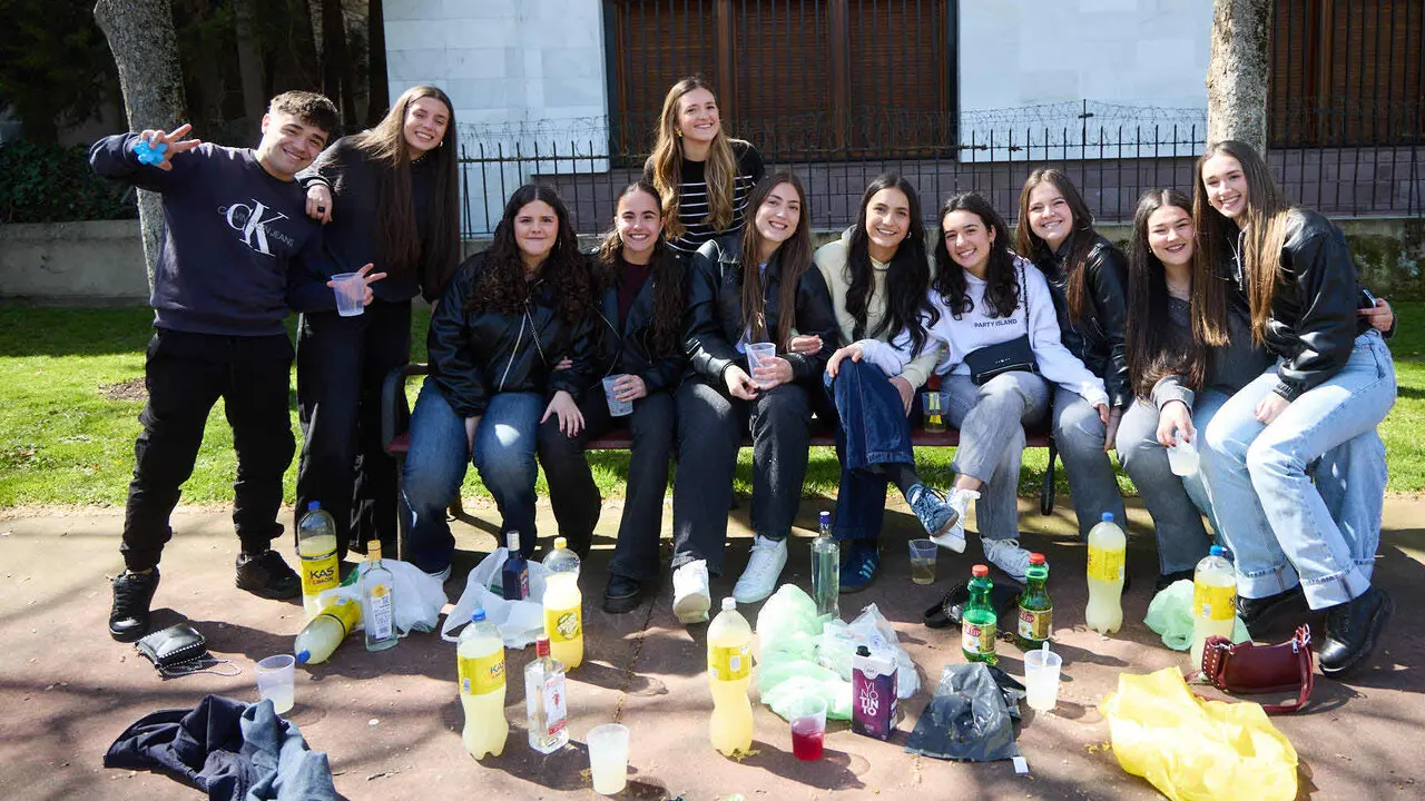 Almuerzo, botell&oacute;n y fiesta previa a la Carpa Universitaria de Primavera 2026 de los estudiantes de la Universidad P&uacute;blica de Navarra en el parque de la Medialuna de Pamplona. I&Ntilde;IGO ALZUGARAY