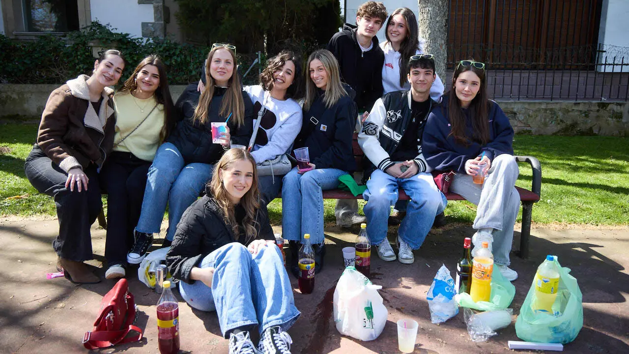 Almuerzo, botell&oacute;n y fiesta previa a la Carpa Universitaria de Primavera 2026 de los estudiantes de la Universidad P&uacute;blica de Navarra en el parque de la Medialuna de Pamplona. I&Ntilde;IGO ALZUGARAY