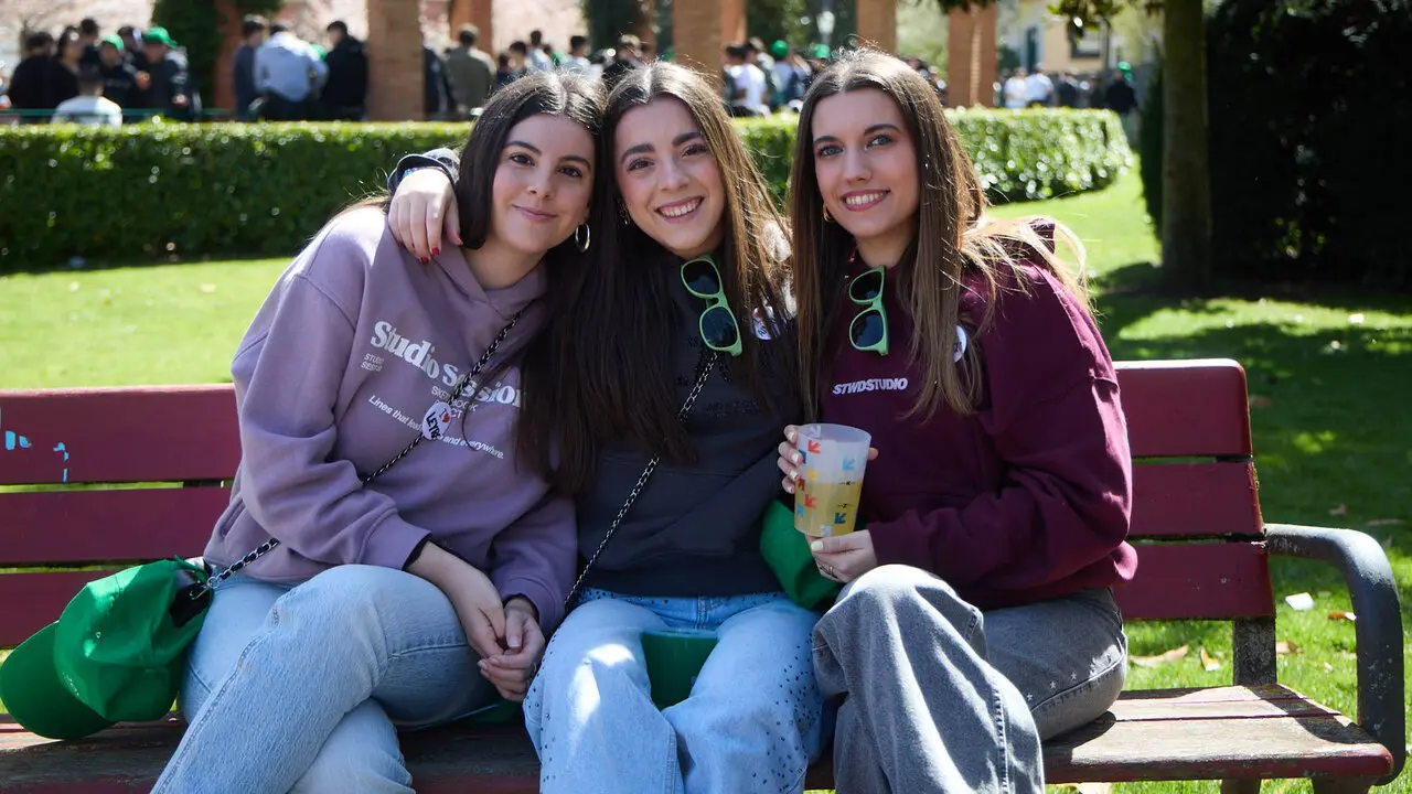Almuerzo, botell&oacute;n y fiesta previa a la Carpa Universitaria de Primavera 2026 de los estudiantes de la Universidad P&uacute;blica de Navarra en el parque de la Medialuna de Pamplona. I&Ntilde;IGO ALZUGARAY