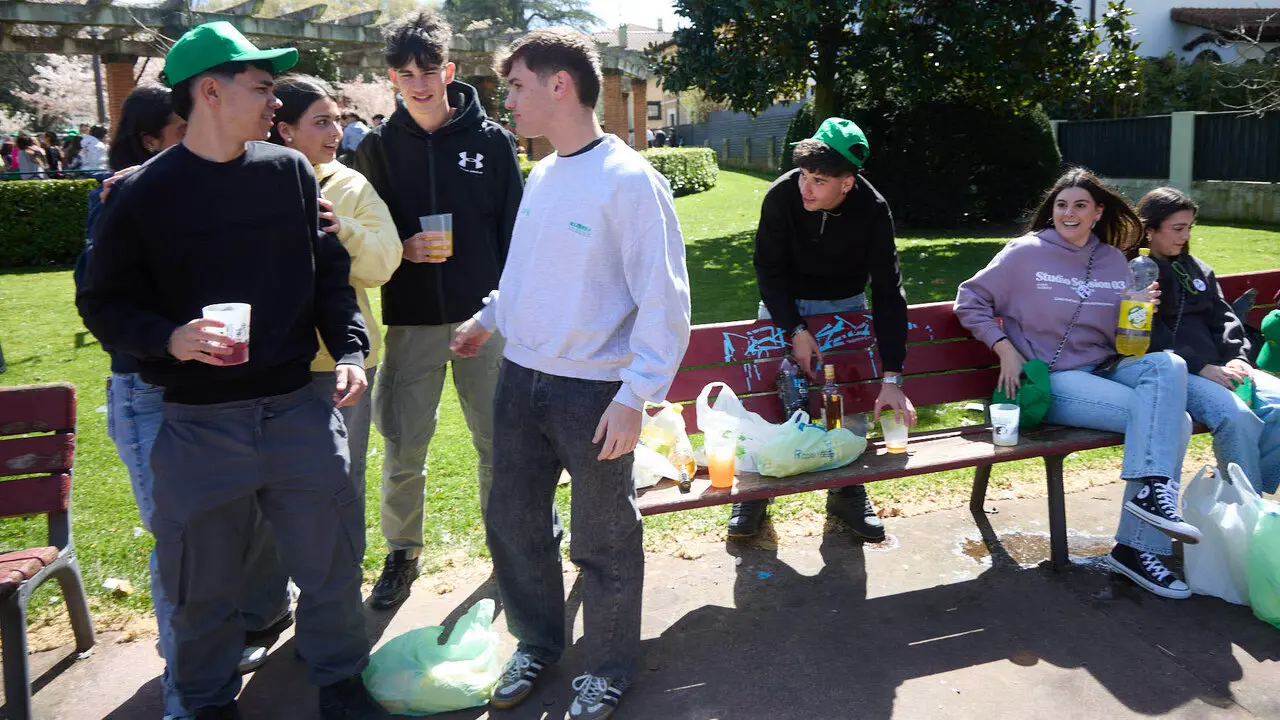 Almuerzo, botell&oacute;n y fiesta previa a la Carpa Universitaria de Primavera 2026 de los estudiantes de la Universidad P&uacute;blica de Navarra en el parque de la Medialuna de Pamplona. I&Ntilde;IGO ALZUGARAY