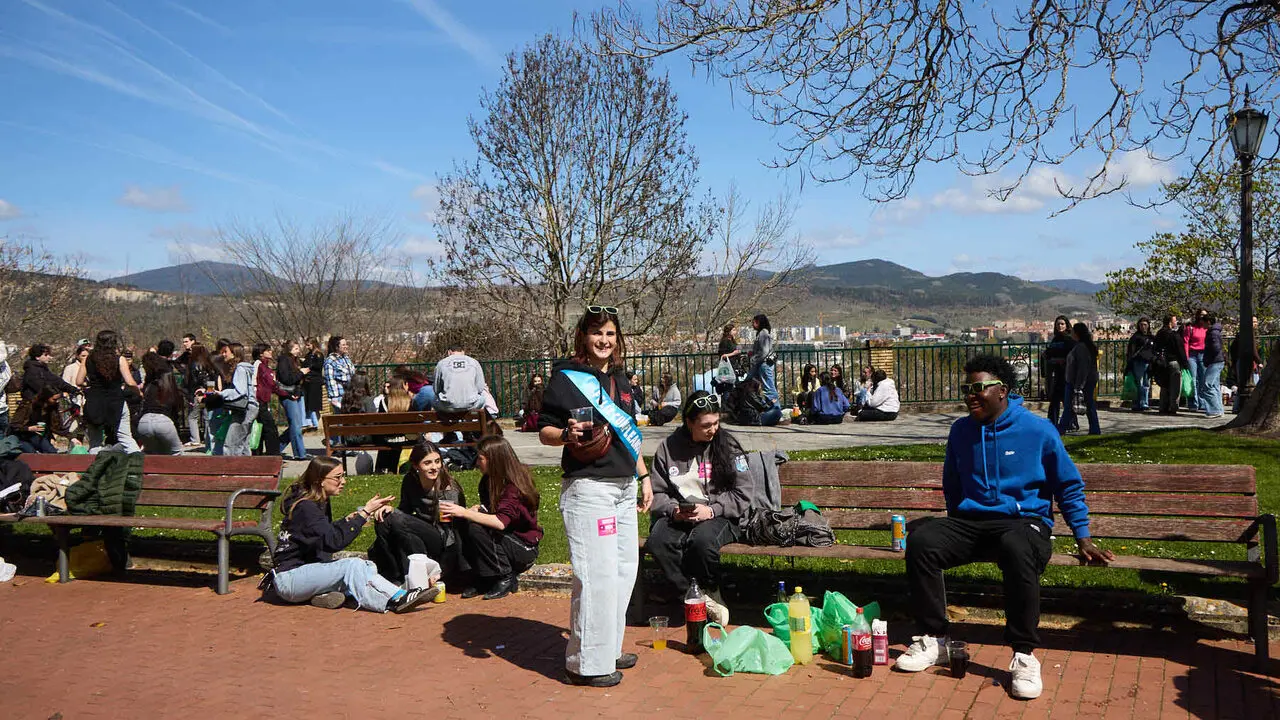 Almuerzo, botell&oacute;n y fiesta previa a la Carpa Universitaria de Primavera 2026 de los estudiantes de la Universidad P&uacute;blica de Navarra en el parque de la Medialuna de Pamplona. I&Ntilde;IGO ALZUGARAY