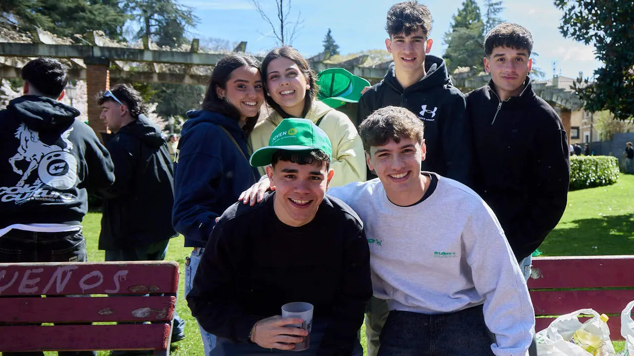Almuerzo, botell&oacute;n y fiesta previa a la Carpa Universitaria de Primavera 2026 de los estudiantes de la Universidad P&uacute;blica de Navarra en el parque de la Medialuna de Pamplona. I&Ntilde;IGO ALZUGARAY