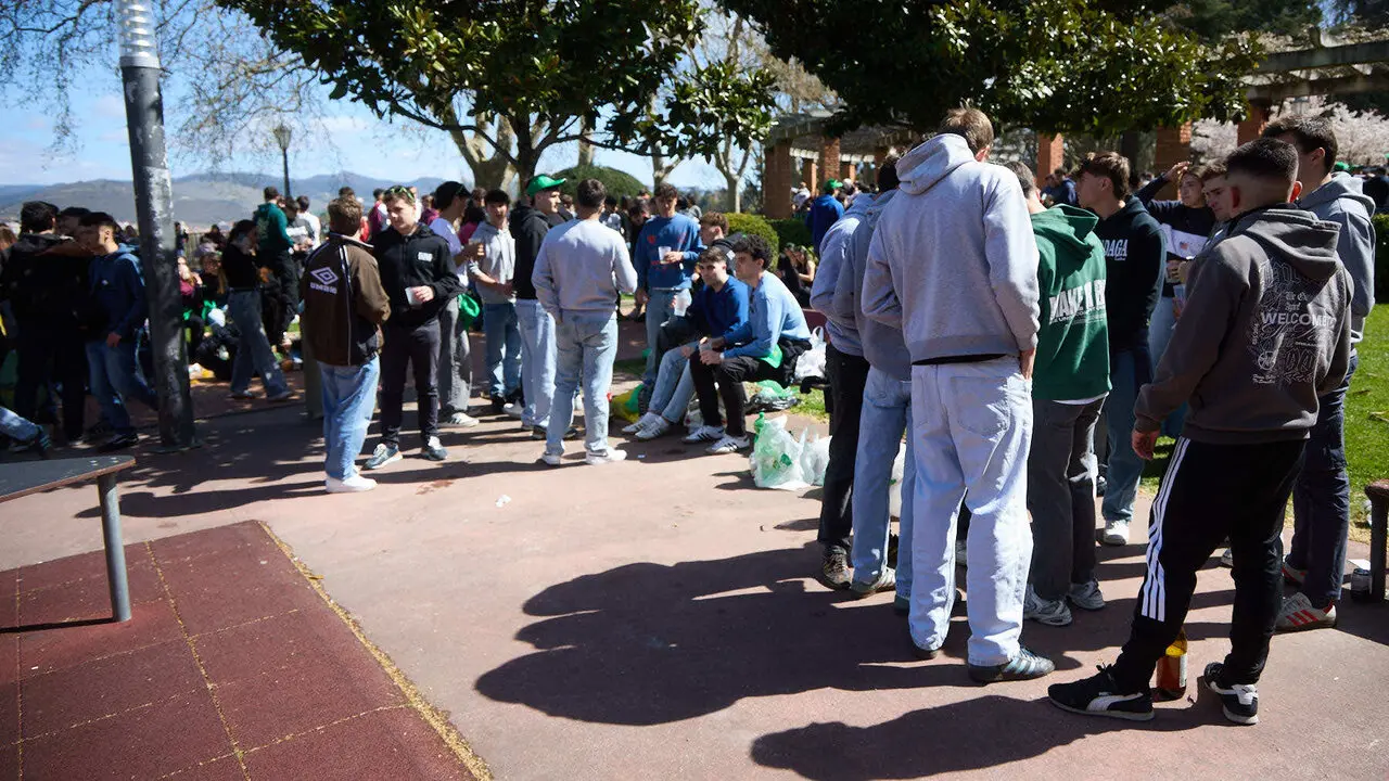 Almuerzo, botell&oacute;n y fiesta previa a la Carpa Universitaria de Primavera 2026 de los estudiantes de la Universidad P&uacute;blica de Navarra en el parque de la Medialuna de Pamplona. I&Ntilde;IGO ALZUGARAY