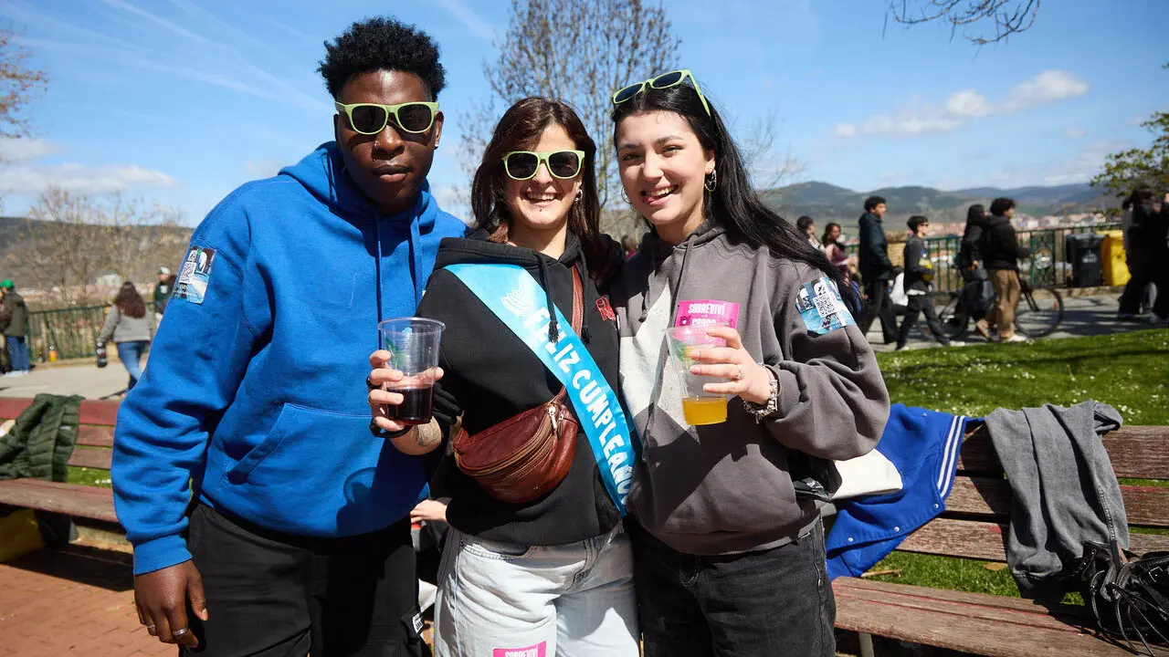 Almuerzo, botell&oacute;n y fiesta previa a la Carpa Universitaria de Primavera 2026 de los estudiantes de la Universidad P&uacute;blica de Navarra en el parque de la Medialuna de Pamplona. I&Ntilde;IGO ALZUGARAY