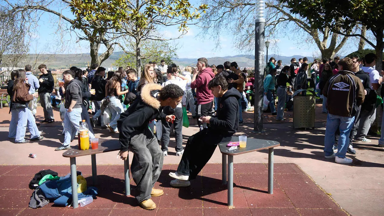 Almuerzo, botell&oacute;n y fiesta previa a la Carpa Universitaria de Primavera 2026 de los estudiantes de la Universidad P&uacute;blica de Navarra en el parque de la Medialuna de Pamplona. I&Ntilde;IGO ALZUGARAY