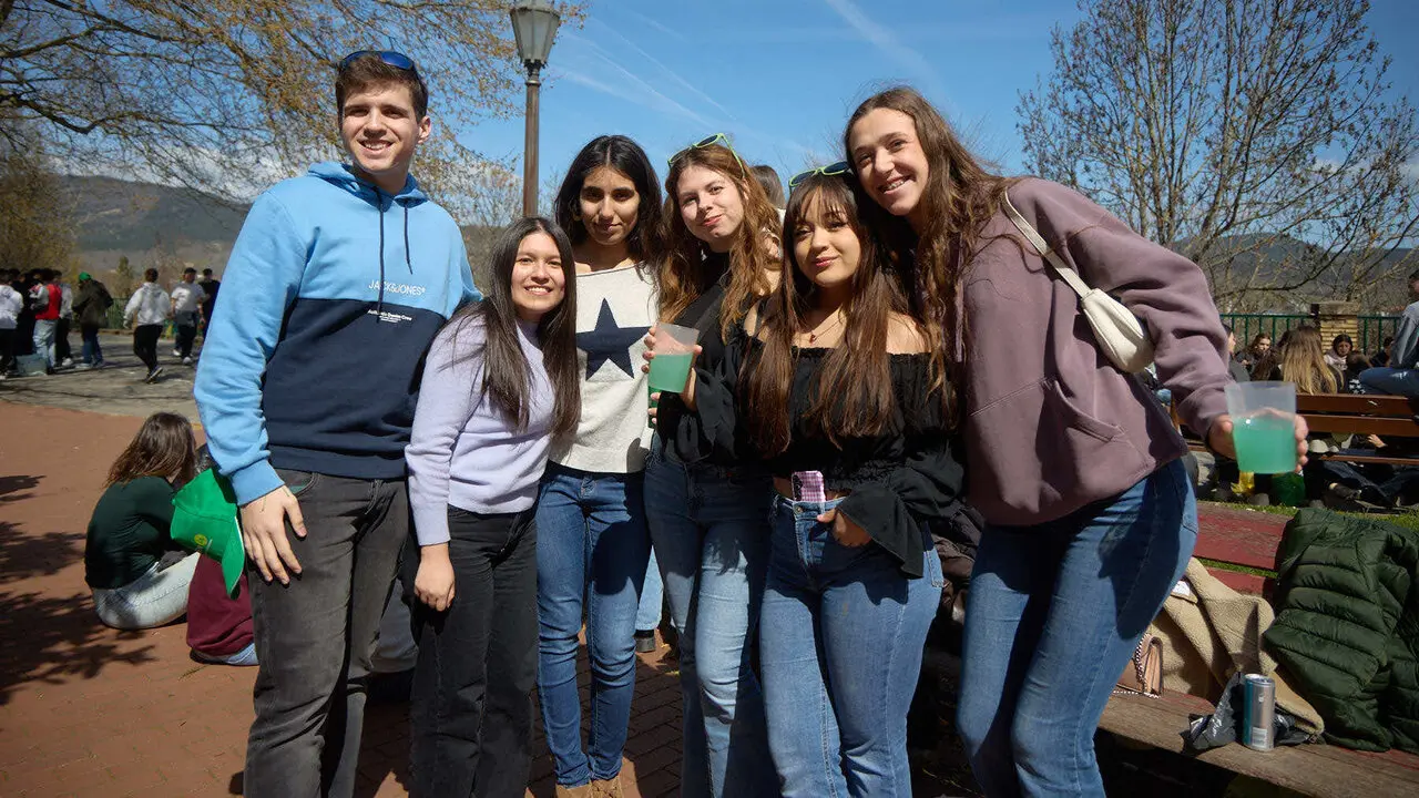 Almuerzo, botell&oacute;n y fiesta previa a la Carpa Universitaria de Primavera 2026 de los estudiantes de la Universidad P&uacute;blica de Navarra en el parque de la Medialuna de Pamplona. I&Ntilde;IGO ALZUGARAY