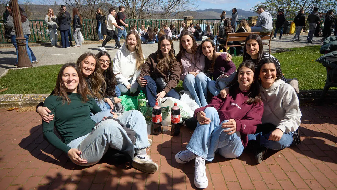 Almuerzo, botell&oacute;n y fiesta previa a la Carpa Universitaria de Primavera 2026 de los estudiantes de la Universidad P&uacute;blica de Navarra en el parque de la Medialuna de Pamplona. I&Ntilde;IGO ALZUGARAY
