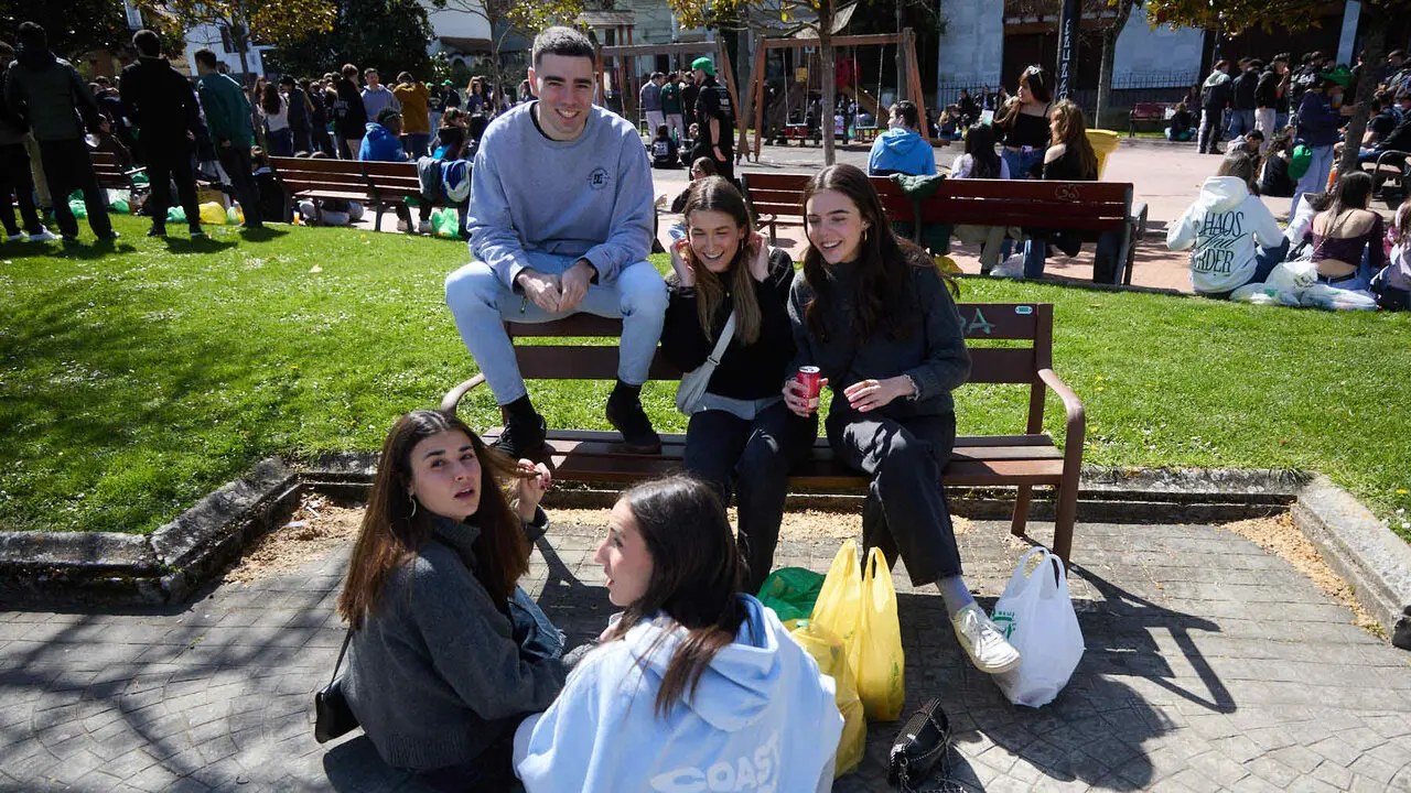 Almuerzo, botell&oacute;n y fiesta previa a la Carpa Universitaria de Primavera 2026 de los estudiantes de la Universidad P&uacute;blica de Navarra en el parque de la Medialuna de Pamplona. I&Ntilde;IGO ALZUGARAY