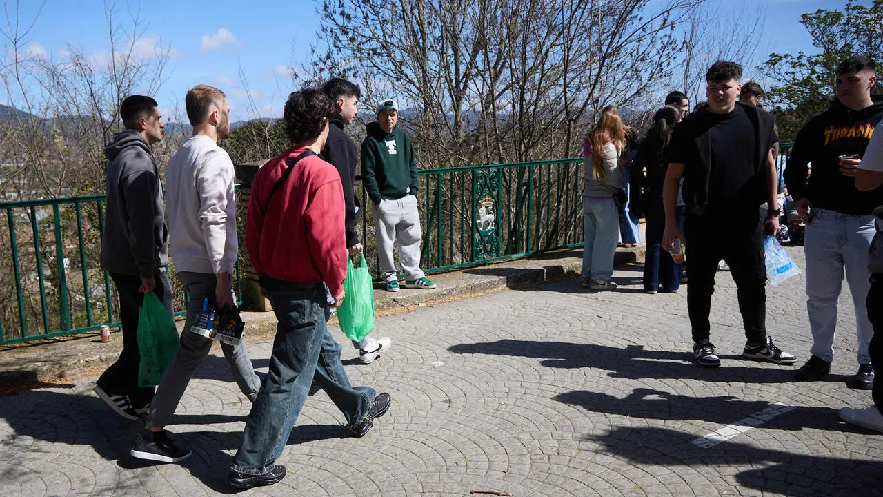 Almuerzo, botell&oacute;n y fiesta previa a la Carpa Universitaria de Primavera 2026 de los estudiantes de la Universidad P&uacute;blica de Navarra en el parque de la Medialuna de Pamplona. I&Ntilde;IGO ALZUGARAY
