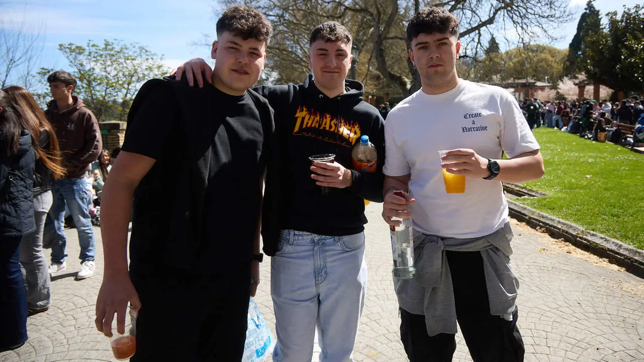 Almuerzo, botell&oacute;n y fiesta previa a la Carpa Universitaria de Primavera 2026 de los estudiantes de la Universidad P&uacute;blica de Navarra en el parque de la Medialuna de Pamplona. I&Ntilde;IGO ALZUGARAY