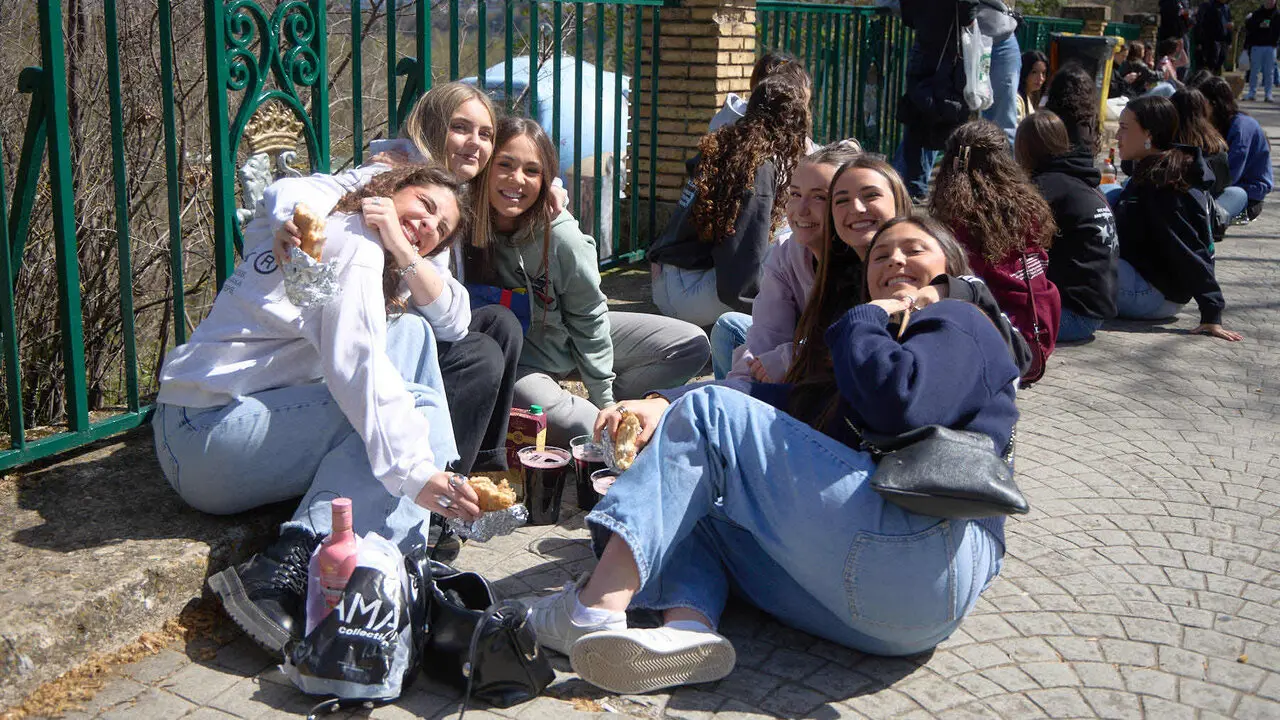Almuerzo, botell&oacute;n y fiesta previa a la Carpa Universitaria de Primavera 2026 de los estudiantes de la Universidad P&uacute;blica de Navarra en el parque de la Medialuna de Pamplona. I&Ntilde;IGO ALZUGARAY