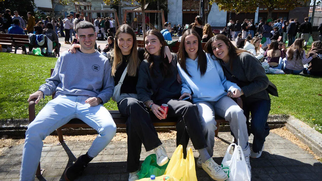 Almuerzo, botell&oacute;n y fiesta previa a la Carpa Universitaria de Primavera 2026 de los estudiantes de la Universidad P&uacute;blica de Navarra en el parque de la Medialuna de Pamplona. I&Ntilde;IGO ALZUGARAY