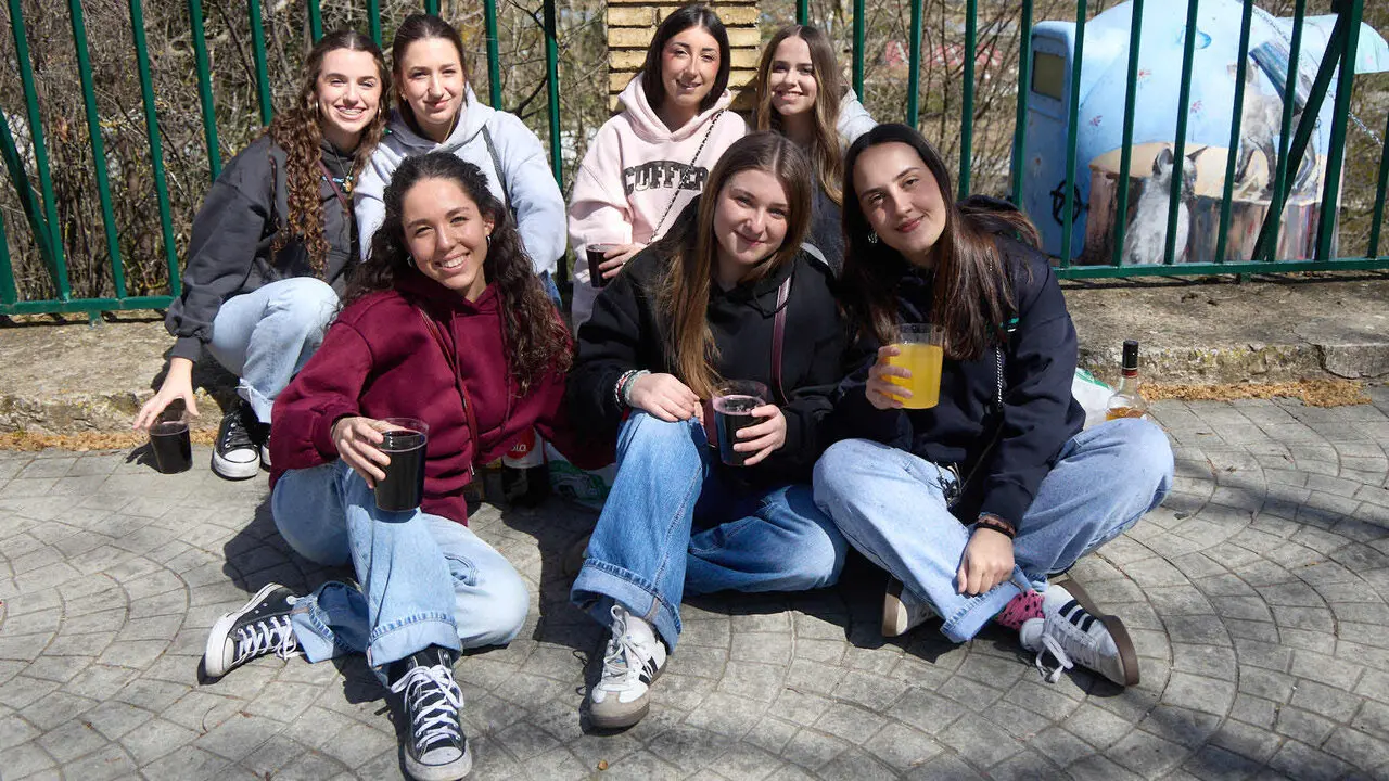 Almuerzo, botell&oacute;n y fiesta previa a la Carpa Universitaria de Primavera 2026 de los estudiantes de la Universidad P&uacute;blica de Navarra en el parque de la Medialuna de Pamplona. I&Ntilde;IGO ALZUGARAY
