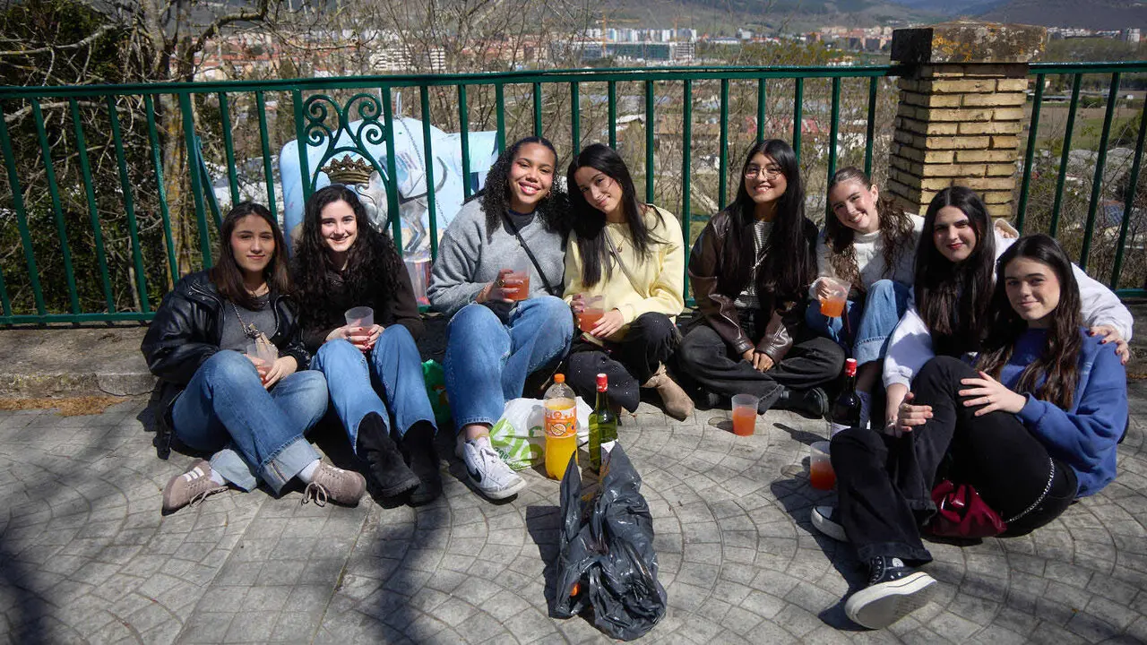Almuerzo, botell&oacute;n y fiesta previa a la Carpa Universitaria de Primavera 2026 de los estudiantes de la Universidad P&uacute;blica de Navarra en el parque de la Medialuna de Pamplona. I&Ntilde;IGO ALZUGARAY