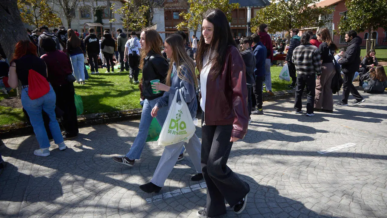 Almuerzo, botell&oacute;n y fiesta previa a la Carpa Universitaria de Primavera 2026 de los estudiantes de la Universidad P&uacute;blica de Navarra en el parque de la Medialuna de Pamplona. I&Ntilde;IGO ALZUGARAY