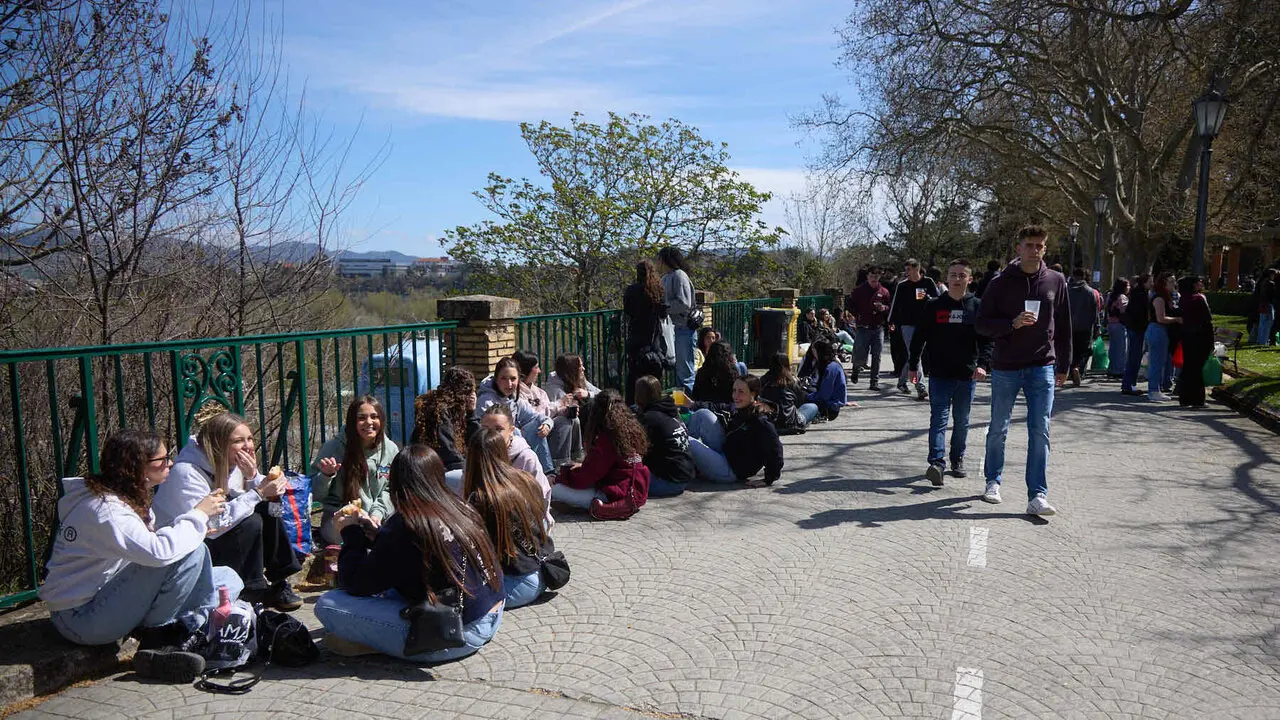 Almuerzo, botell&oacute;n y fiesta previa a la Carpa Universitaria de Primavera 2026 de los estudiantes de la Universidad P&uacute;blica de Navarra en el parque de la Medialuna de Pamplona. I&Ntilde;IGO ALZUGARAY