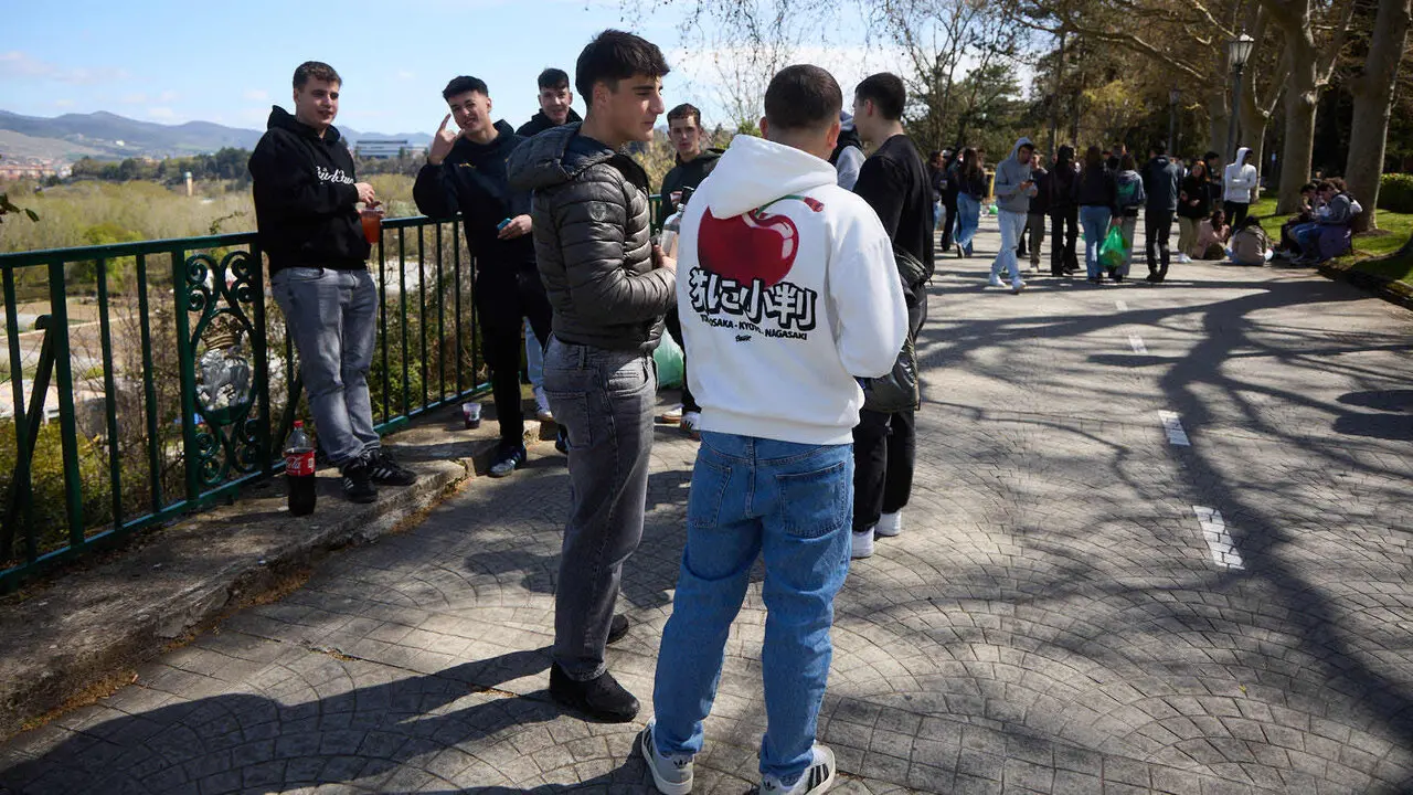 Almuerzo, botell&oacute;n y fiesta previa a la Carpa Universitaria de Primavera 2026 de los estudiantes de la Universidad P&uacute;blica de Navarra en el parque de la Medialuna de Pamplona. I&Ntilde;IGO ALZUGARAY