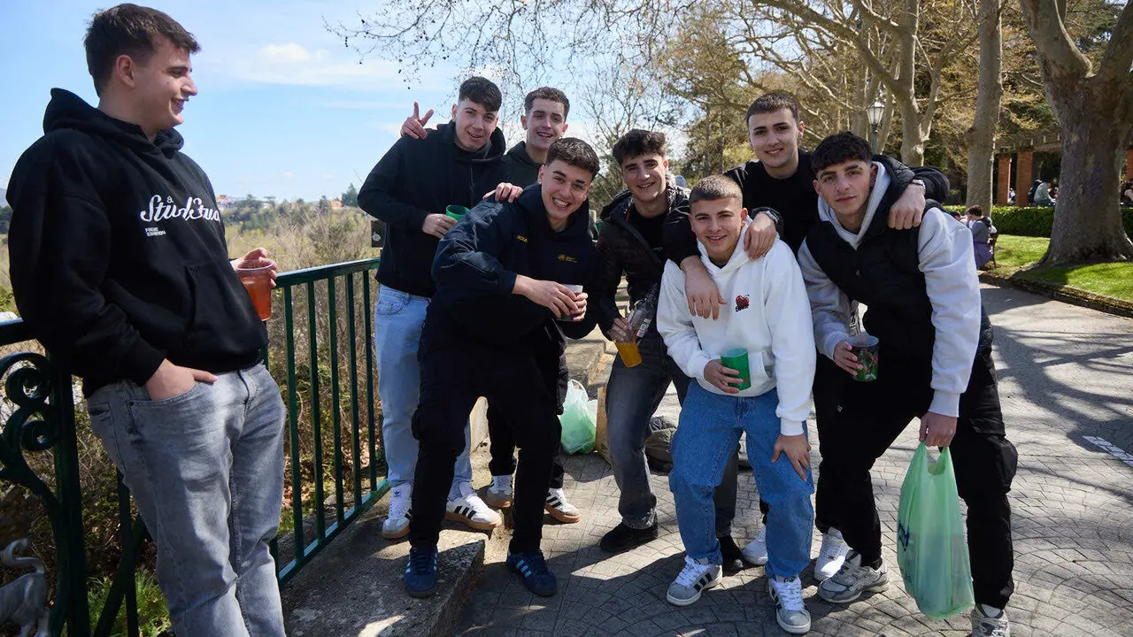 Almuerzo, botell&oacute;n y fiesta previa a la Carpa Universitaria de Primavera 2026 de los estudiantes de la Universidad P&uacute;blica de Navarra en el parque de la Medialuna de Pamplona. I&Ntilde;IGO ALZUGARAY